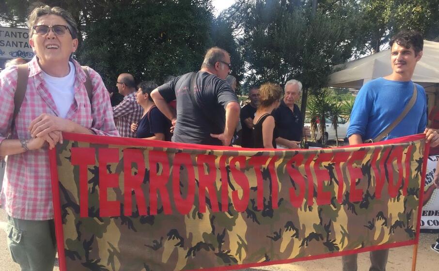 siete terroristi recita uno striscione