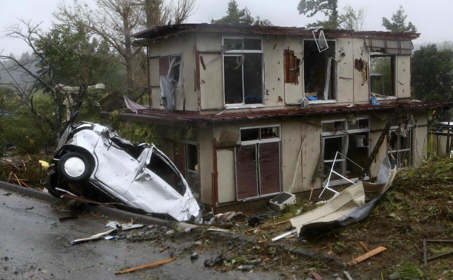 un auto ribaltata per le precipitazioni le raffiche di vento
