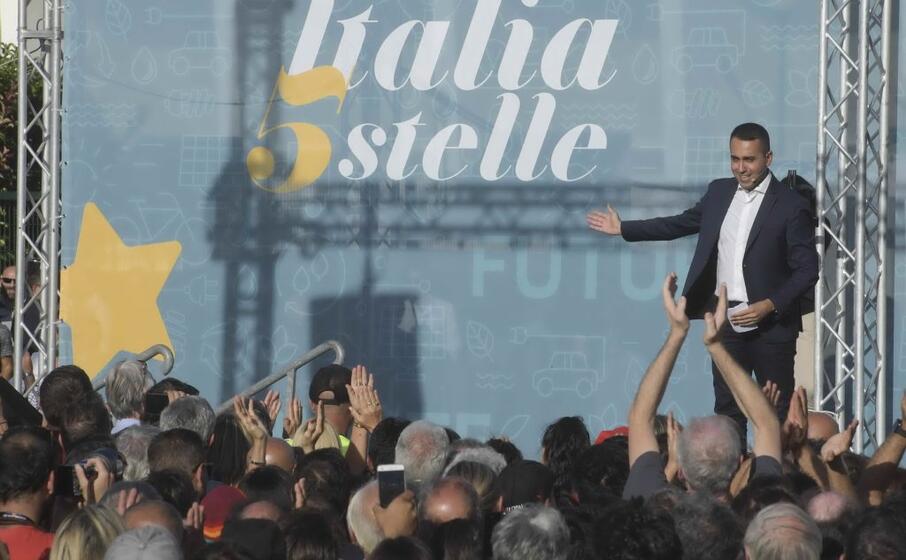 di maio sul palco a napoli (ansa)