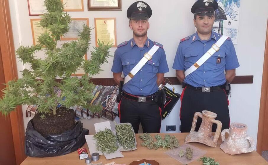 il materiale posto sotto sequestro (foto carabinieri di cagliari)