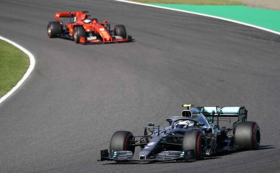 la mercedes di bottas davanti alla ferrari di vettel (ansa)