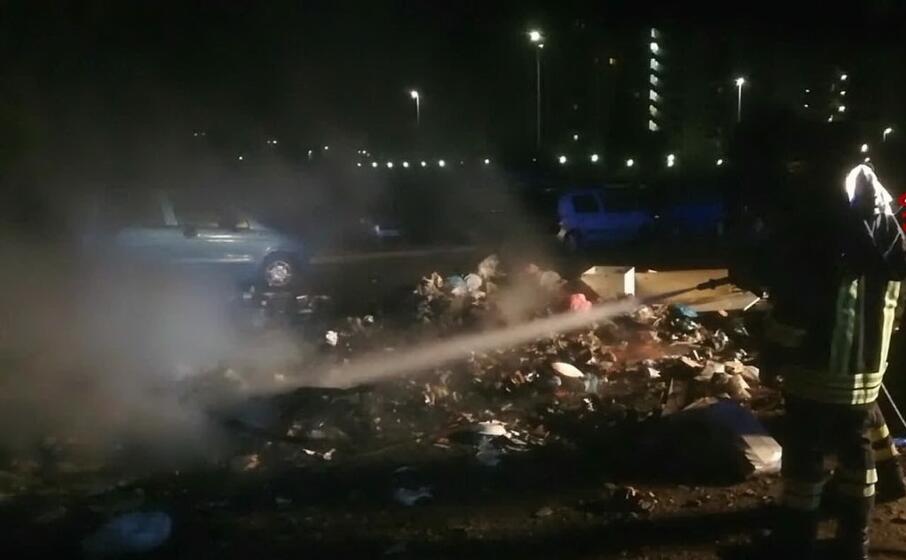 le operazioni di spegnimento delle fiamme (foto vigili del fuoco di cagliari)