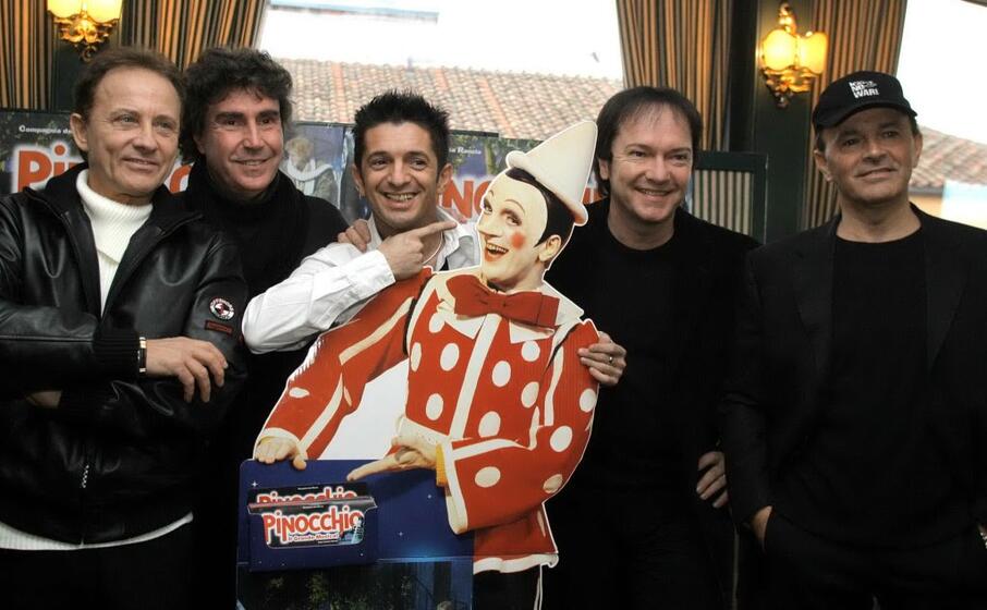 manuel frattini interprete di pinocchio posa con i pooh (ansa)