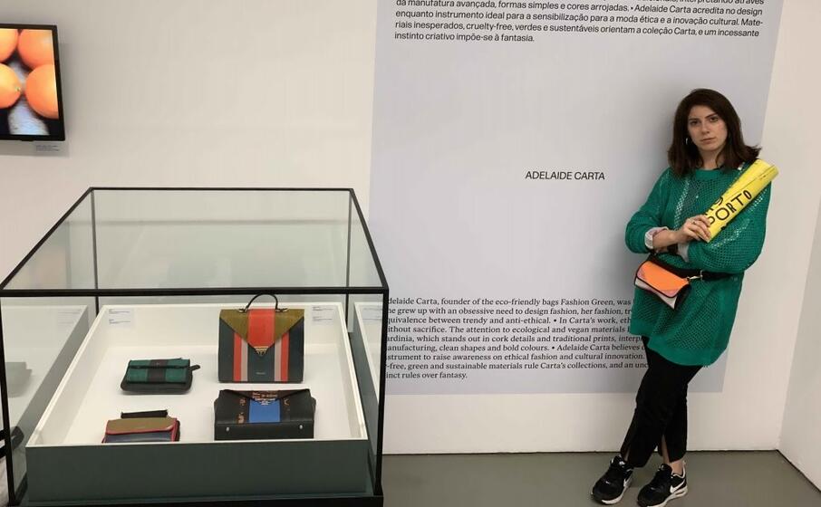 adelaide carta con alcune sue creazioni (foto confartigianato sardegna)