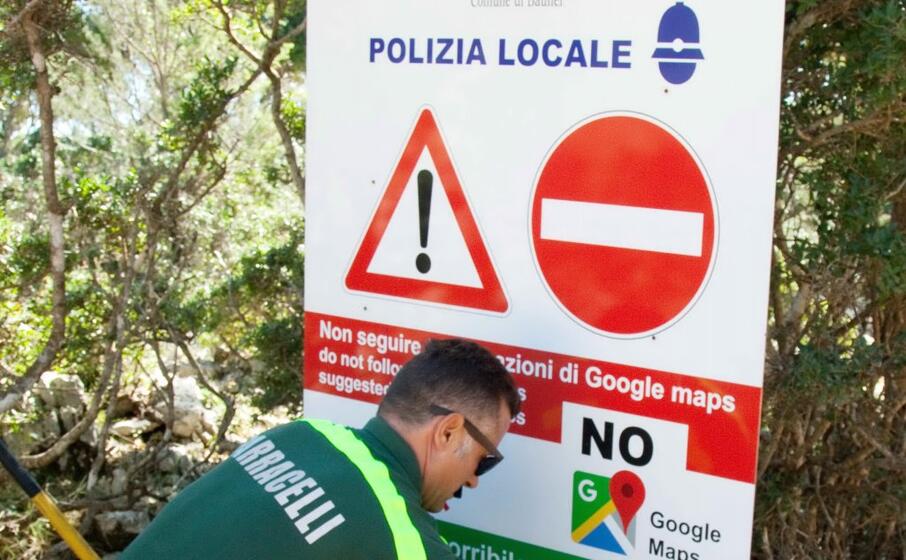 i cartelli con l invito a non usare google maps (archivio l unione sarda)