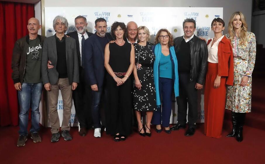 il cast al competo del nuovo film di fausto brizzi (ansa)