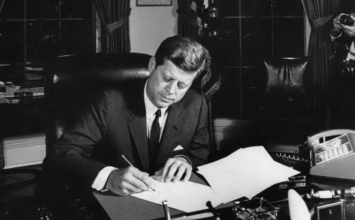 kennedy autorizza la quarantena navale su cuba
