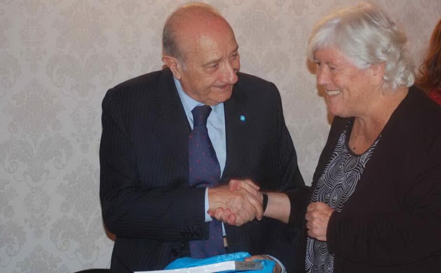 l importante stretta di mano (foto unica)