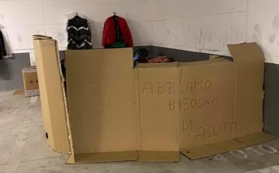 la capanna nel parcheggio di mario e rosa sgomberata ieri sera (l unione sarda tellini)