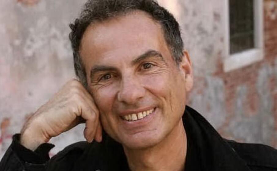 andrea de carlo (foto da sito web ufficiale)