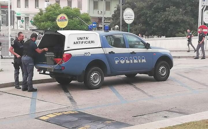 artificieri davanti al tribunale a cagliari (foto l unione sarda manunza)