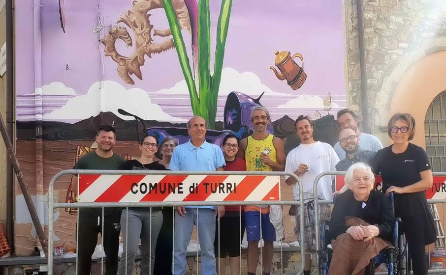 gli artisti tedeschi con i cittadini di turri (foto l unione sarda pintori)