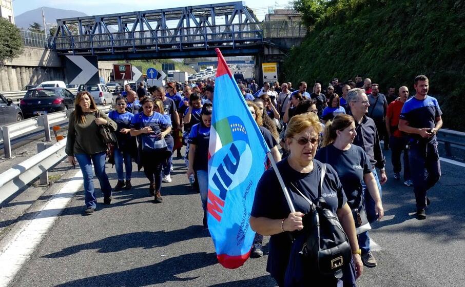 i lavoratori che hanno occupato la napoli salerno (ansa)