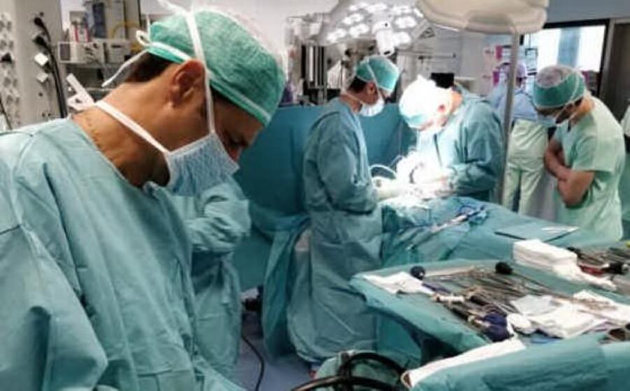 i medici durante l operazione (ansa)