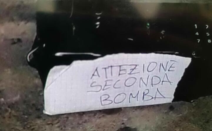 la scritta con evidente refuso recita attezione seconda bomba