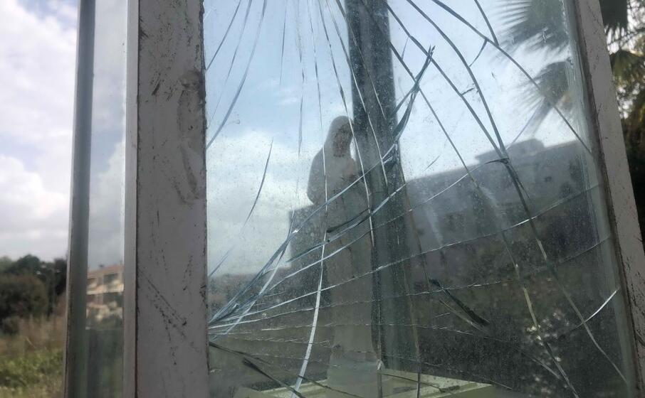 la teca messa a protezione della statua distrutta (foto l unione sarda pinna)