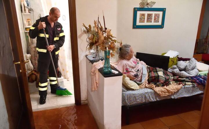 un anziana bloccata a letto