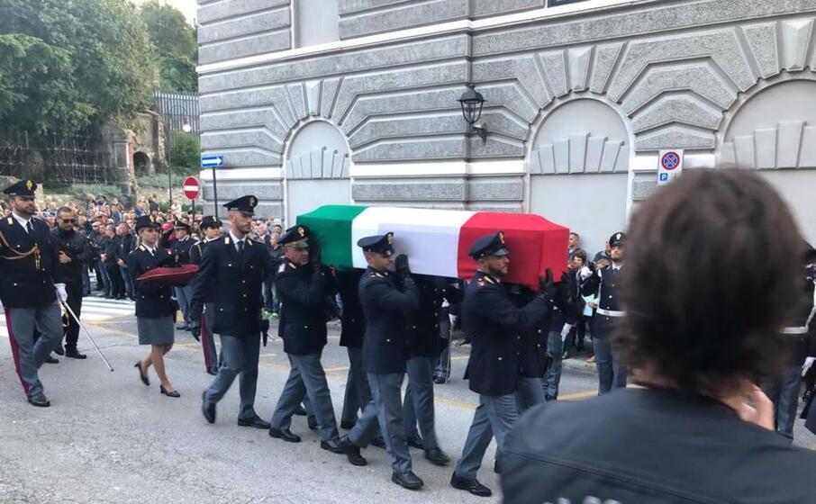 i feretri avvolti nel tricolore (le foto sono ansa)