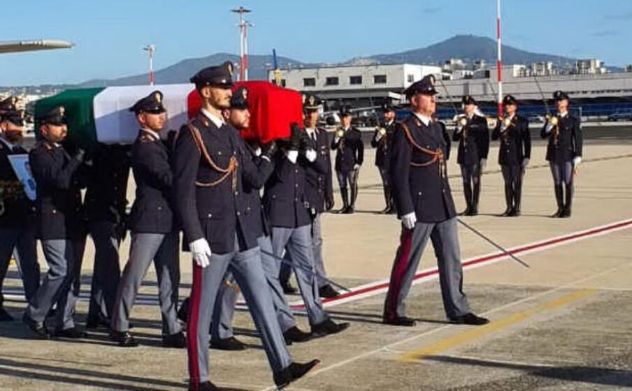 l arrivo a ciampino da qui le salme saranno trasportate nei luoghi d origine pozzuoli e velletri (foto polizia)