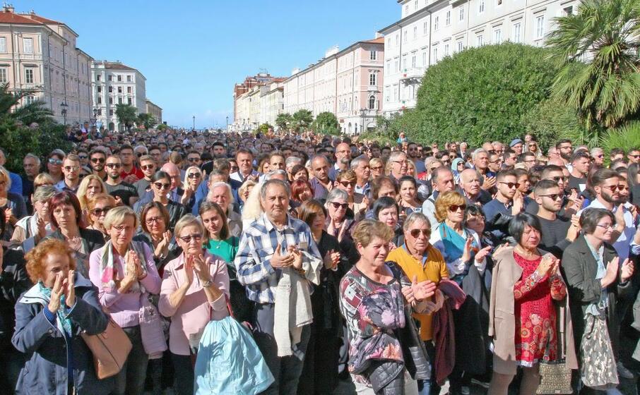la folla davanti alla chiesa
