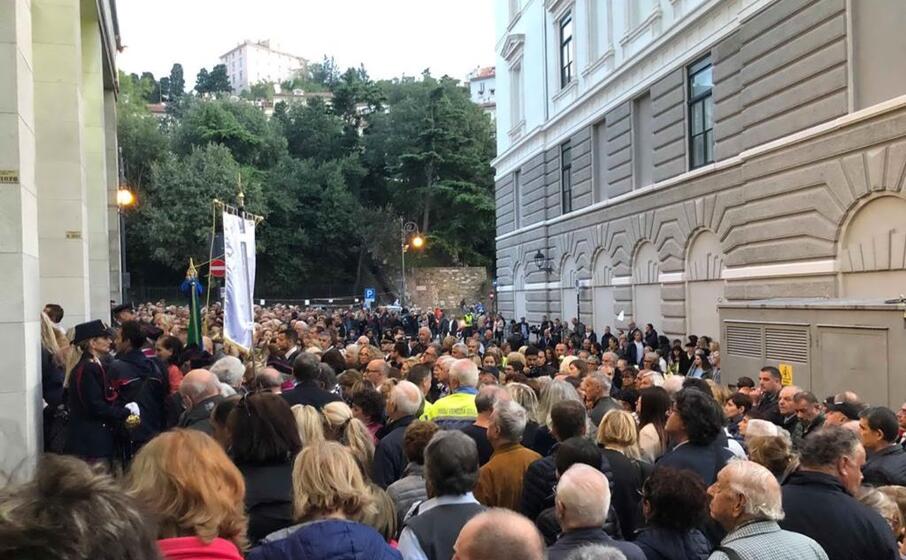 la folla davanti alla questura per l ultimo saluto