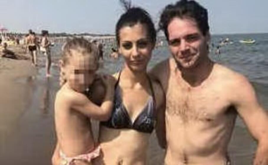 giulia e roberto con la loro figlia (foto facebook)