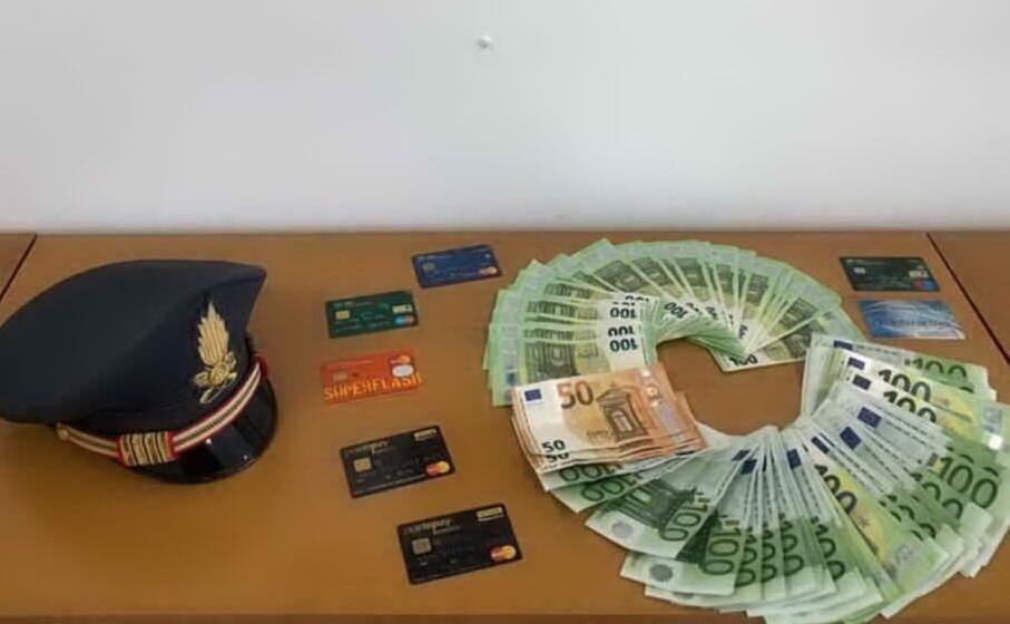 i soldi e le carte sequestrate (foto guardia di finanza)