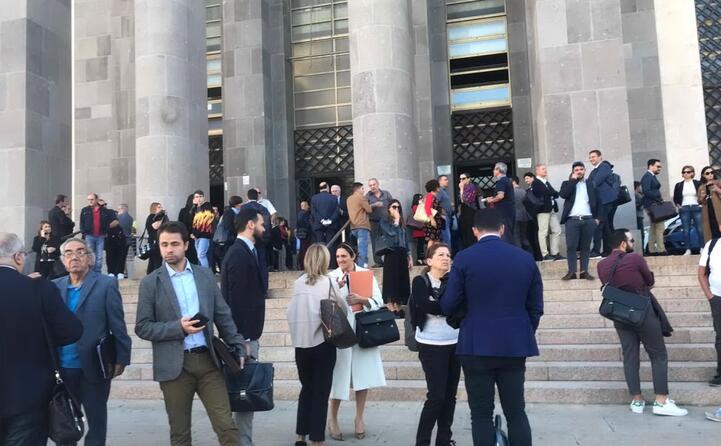 l attesa davanti al palazzo di giustizia