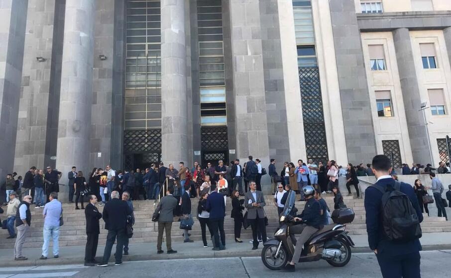 l attesa davanti al palazzo di giustizia (foto l unione sarda)