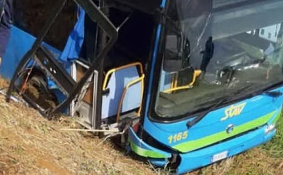 l autobus dopo l incidente (foto da facebook)