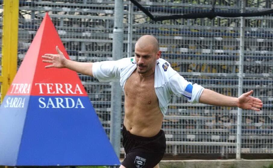 rassu esulta dopo un gol con la maglia dell olbia (l unione sarda vercelli)