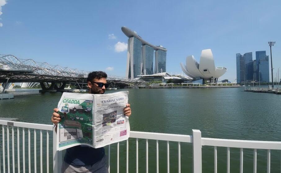 federico angius con l unione sarda a marina bay singapore (foto concesse dall intervistato)
