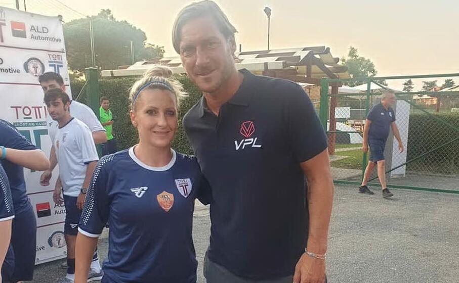 francesco totti con l attaccante della res woman vanessa nagni (foto res woman)
