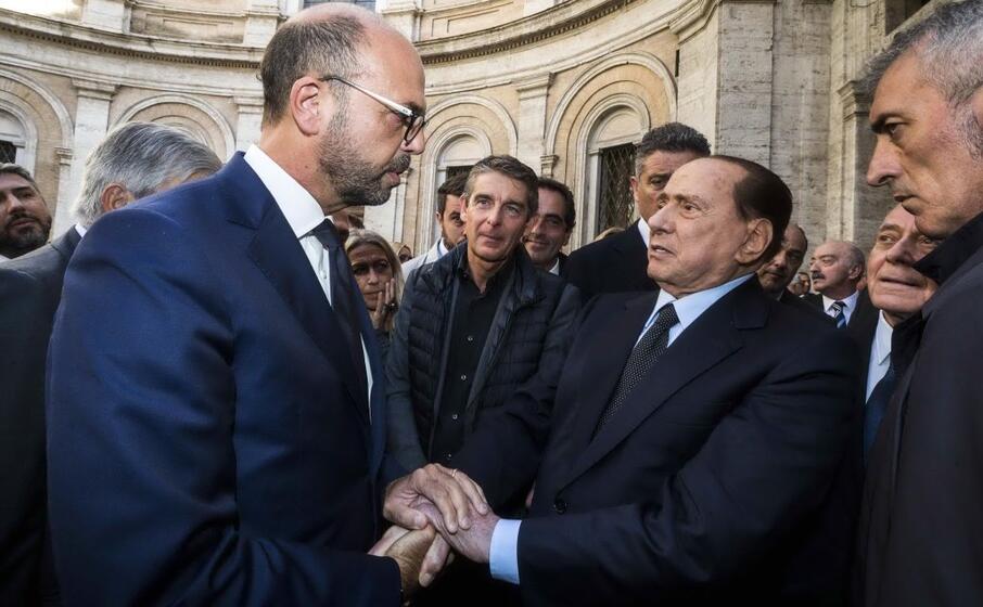 funerali di bonaiuti baci e abbracci tra l ex delfino e il cavaliere