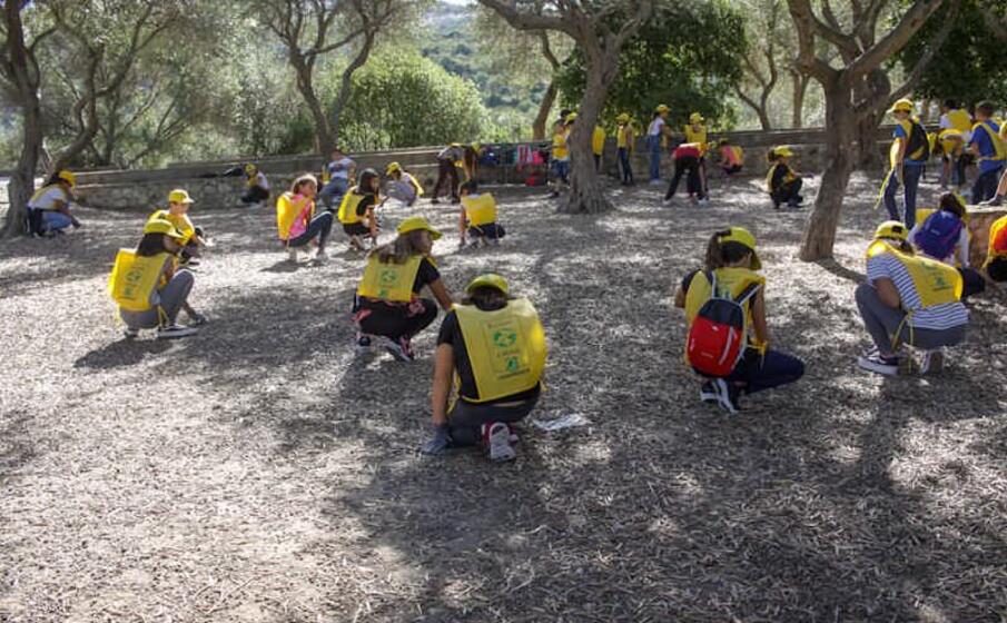gli alluni di sennori ripuliscono il parco (foto comune di sennori)
