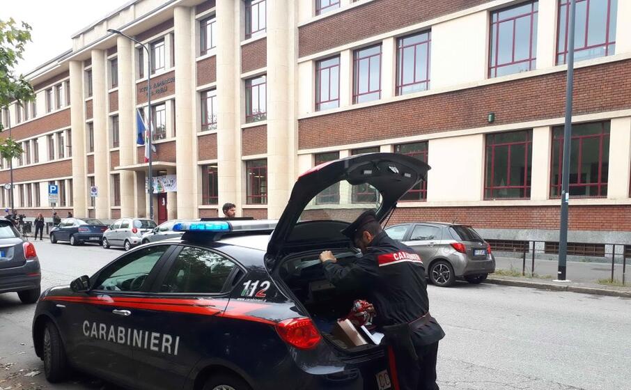 i carabinieri davanti alla scuola elementare (ansa)