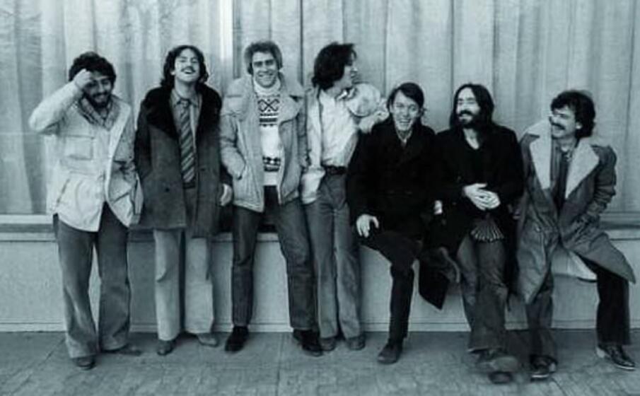 il cantautore con la celebre band (foto da google)