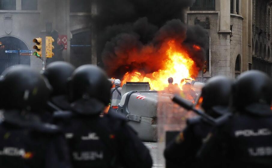 le forze dell ordine a barcellona (ansa)
