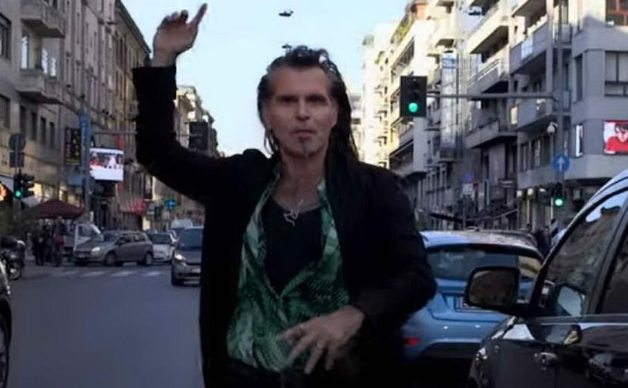 piero pel in un frame del nuovo video