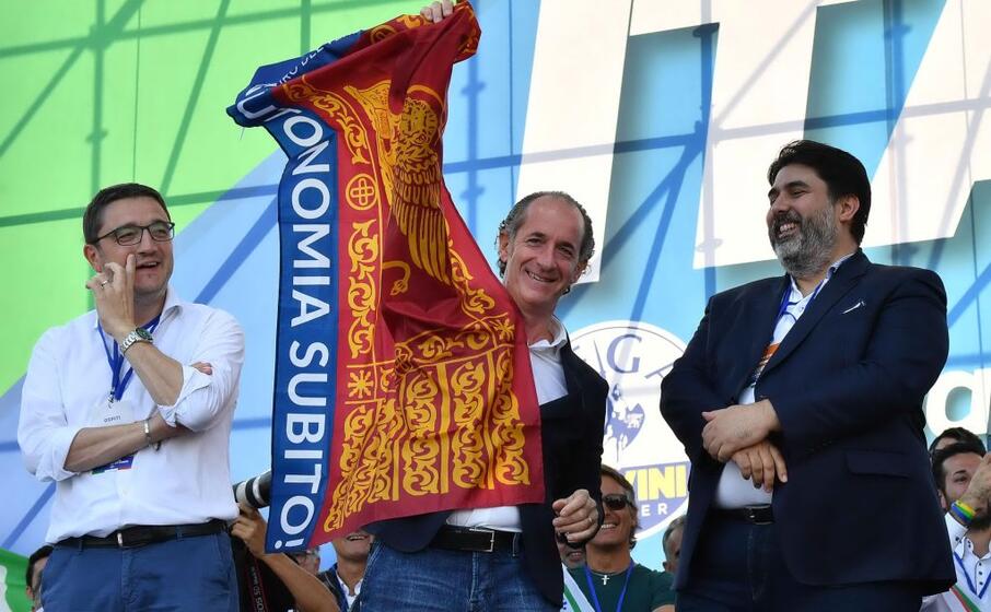 christian solinas accanto a maurizio fugatti (a sinistra) e luca zaia (al centro)