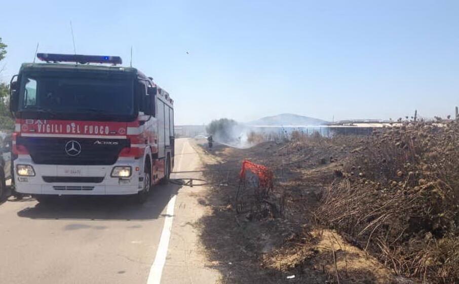 fiamme in zona industriale (foto l unione sarda pala)