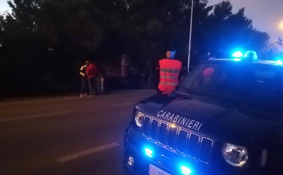 i militari e un gruppo di migranti (foto carabinieri)