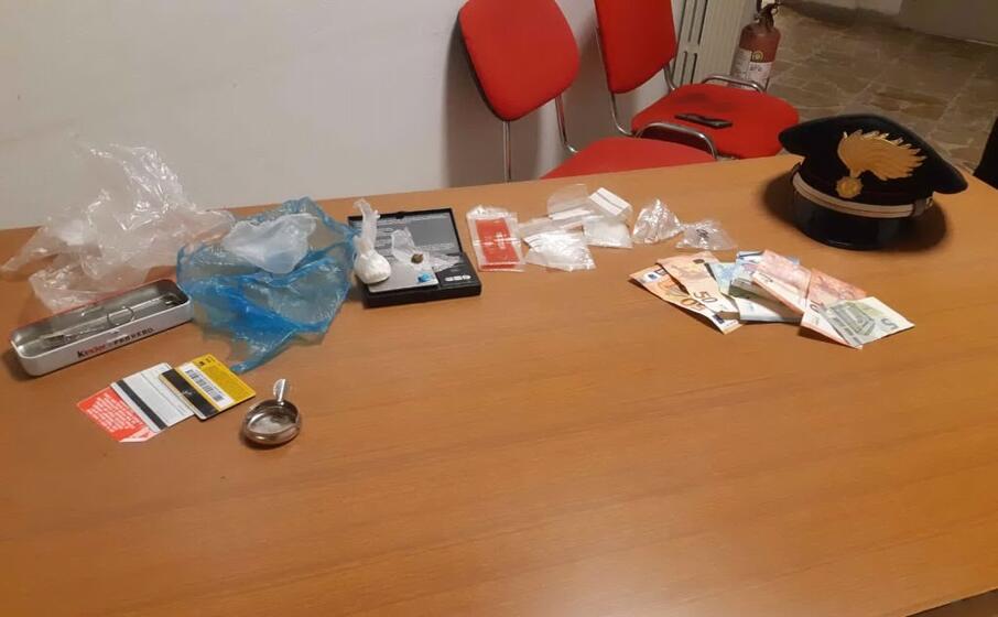 il materiale sequestrato (foto carabinieri)