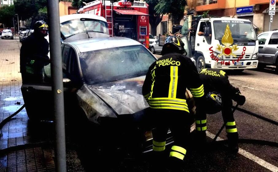 l auto bruciata (foto vigili del fuoco)