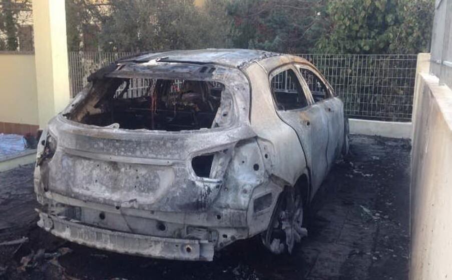 l auto incendiata (l unione sarda pala)