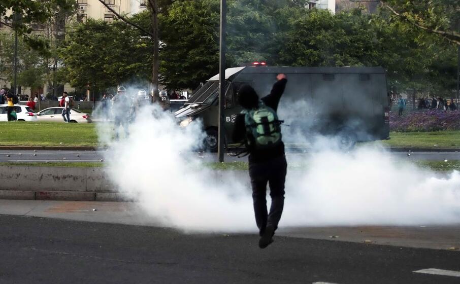 le proteste contro la polizia a santiago (ansa)