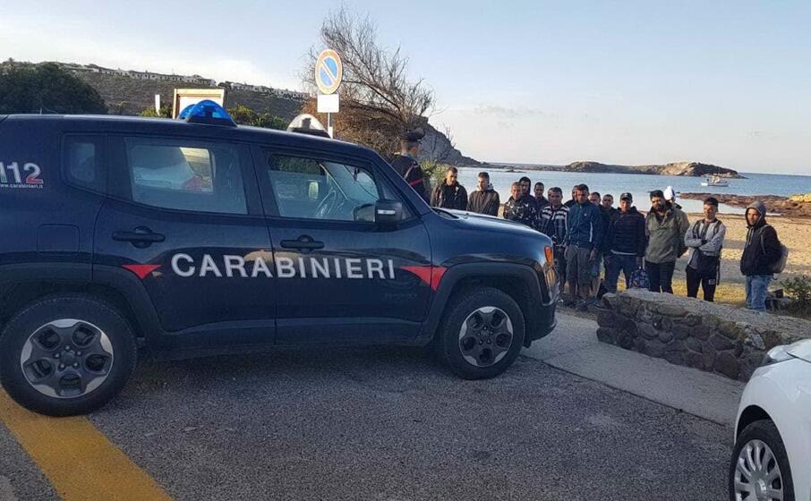 migranti rintracciati a sant antioco (foto l unione sarda scano)