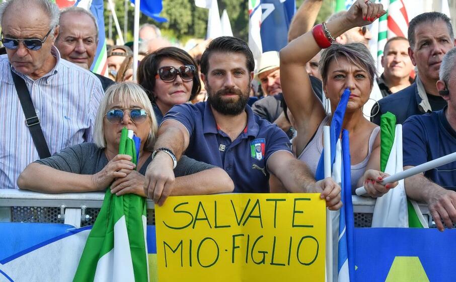 salvate mio figlio recita un cartello