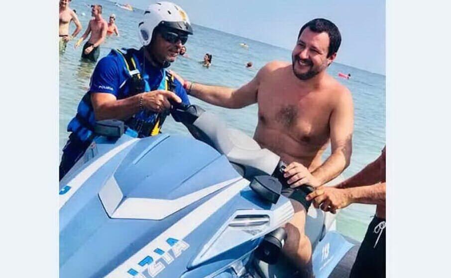 salvini al mare su una moto d acqua della polizia (archivio l unione sarda)