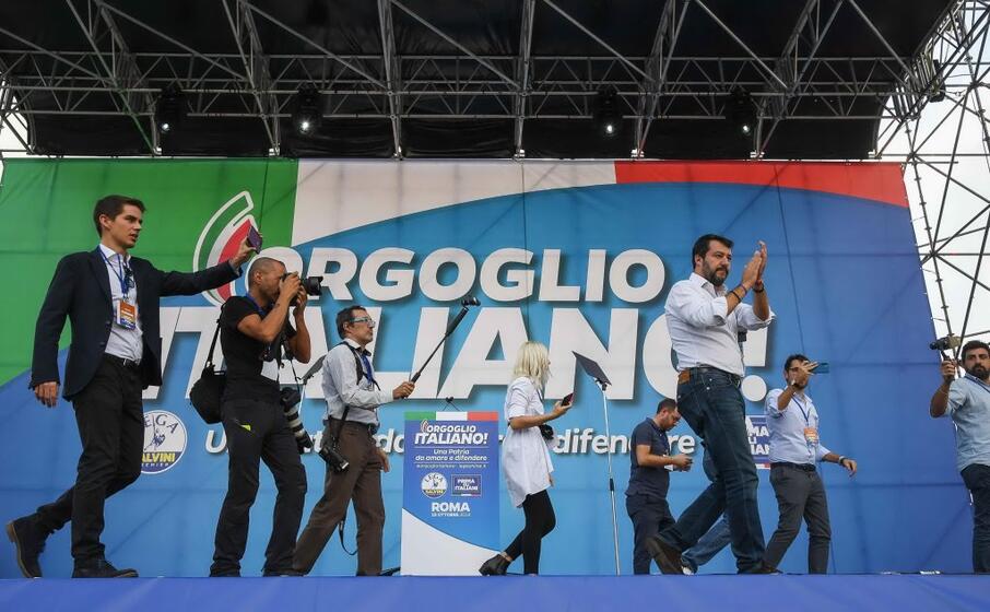 sul palco protagonista il leader della lega